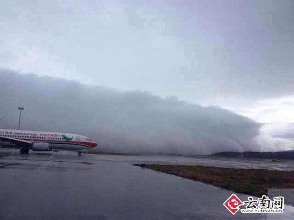 昆明長水機場跑道出現云墻