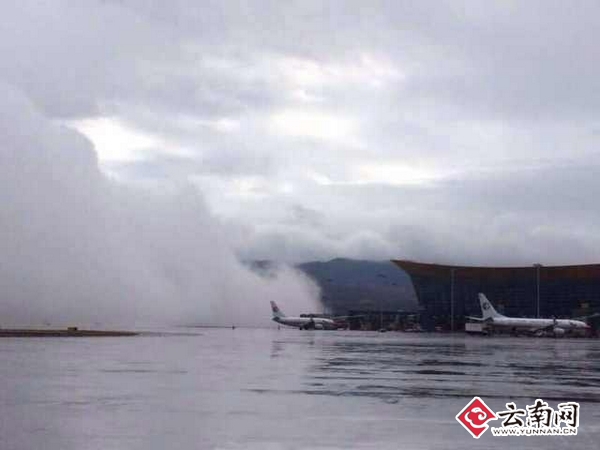 昆明長水機場跑道出現云墻1