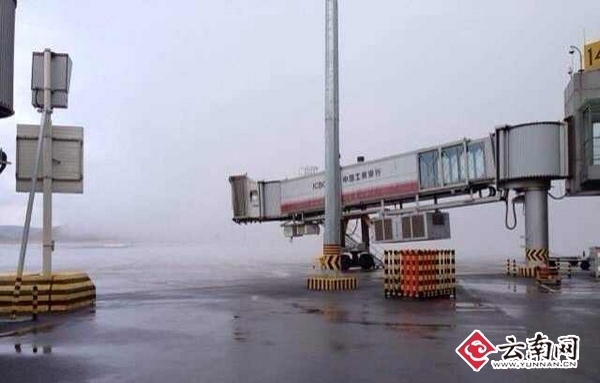 昆明長水機場跑道出現云墻2