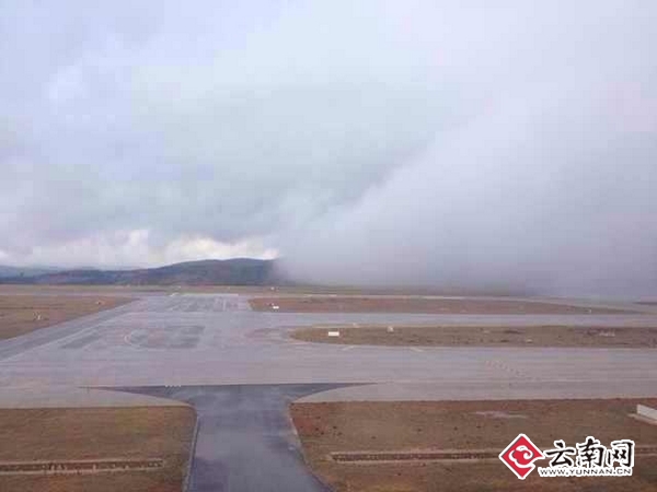 昆明長水機場跑道出現云墻3