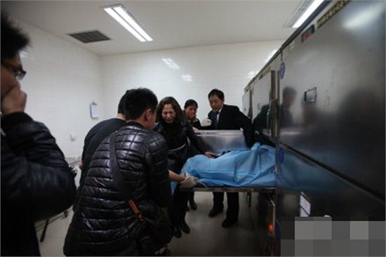 家屬在醫院太平間里認領遇難者