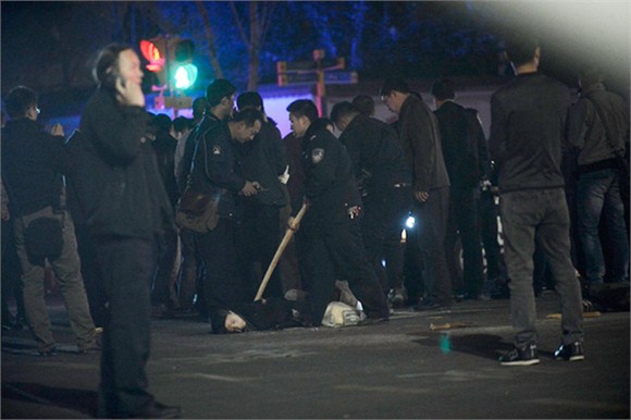 昆明火車站廣場上，警察圍著一名疑似被處置的歹徒