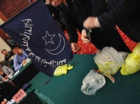 警方搜出暴恐分子兇器和疆獨(dú)分子旗幟