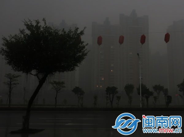 昨日下午3時34分，近乎黑夜，泉州東海一小區，居民