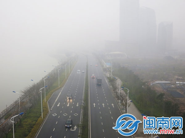 昨日下午3時30分，沿海大通道晉江大橋附近，前方馬