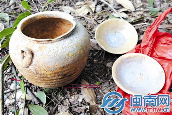 在潘山另一個(gè)墓葬發(fā)現(xiàn)的雙系罐（左）和玉碧足碗