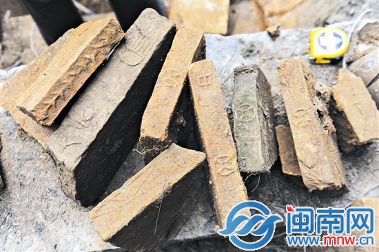 從墓室挖出的磚有很多種圖案：葉脈紋、篦梳紋、銅錢紋