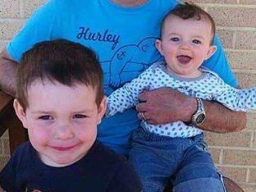 新西蘭乘客商人保羅和兩個兒子的照片