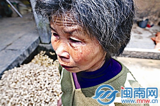 提起家庭的不幸，奶奶淚流滿面