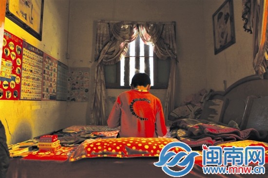 小斌獨(dú)自呆在貼滿(mǎn)動(dòng)物圖鑒的昏暗小屋里,才最安靜