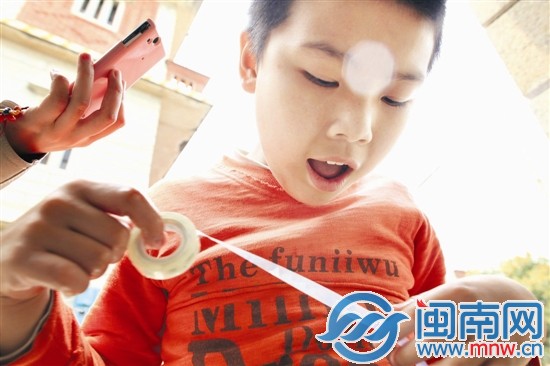 小斌玩著膠帶時,聽到手機里的《感恩的心》音樂