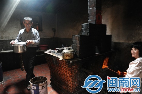 做飯,她生火,二十幾年的夫妻生活很默契