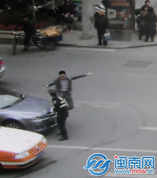 于某走下車，對著老徐就是一腳飛踹