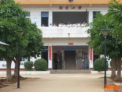 海南小學生春游大巴事故現場2