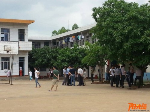 海南小學生春游大巴事故現場1