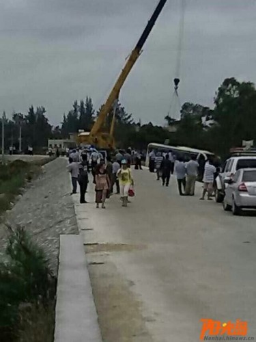 海南小學生春游大巴事故現場5