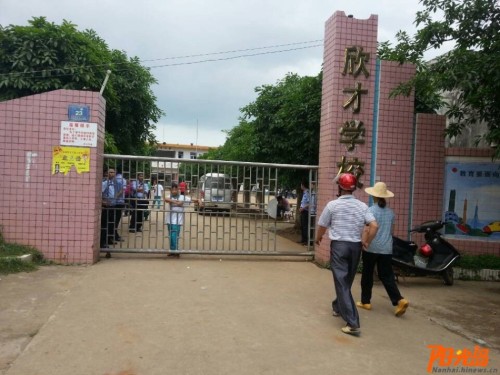 海南小學生春游大巴事故現場3