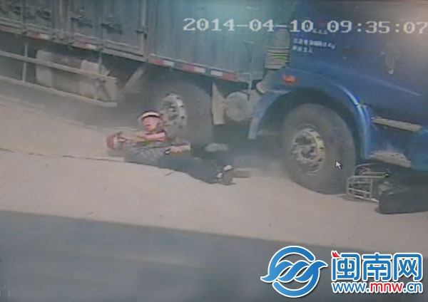 9點35分07秒，王老父用最后力氣，將兒子推開