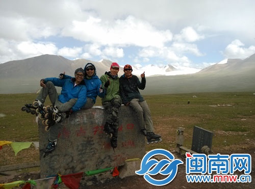 4個大學生進藏路上合影
