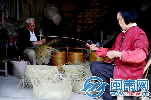 夫唱婦隨,陳阿伯編神籃已經58年了