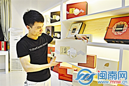 80后的陳遵圣正在展示自己設計的產品