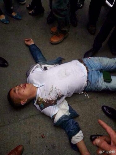 蒼南城管執法打傷一拍照路人 引發群眾圍堵執法車輛