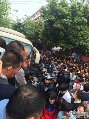 蒼南縣靈溪鎮城管打人至吐血,現在醫院搶救,現場近