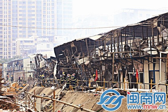 工地內2棟挨著的板房被燒毀