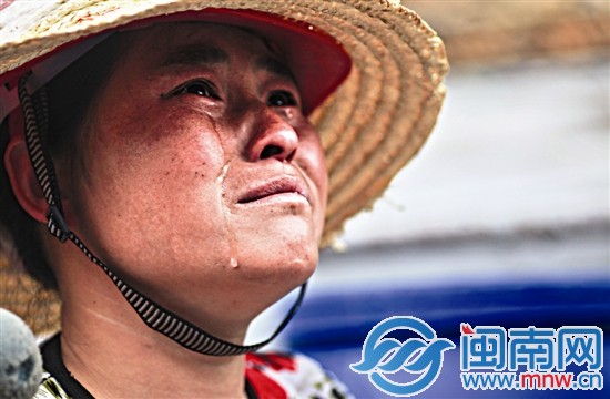 工人陶女士看著火場，留下了兩行眼淚