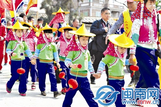 改良過的惠女服飾在顏色上作了調整