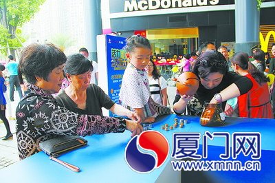 清點儲蓄罐的零錢