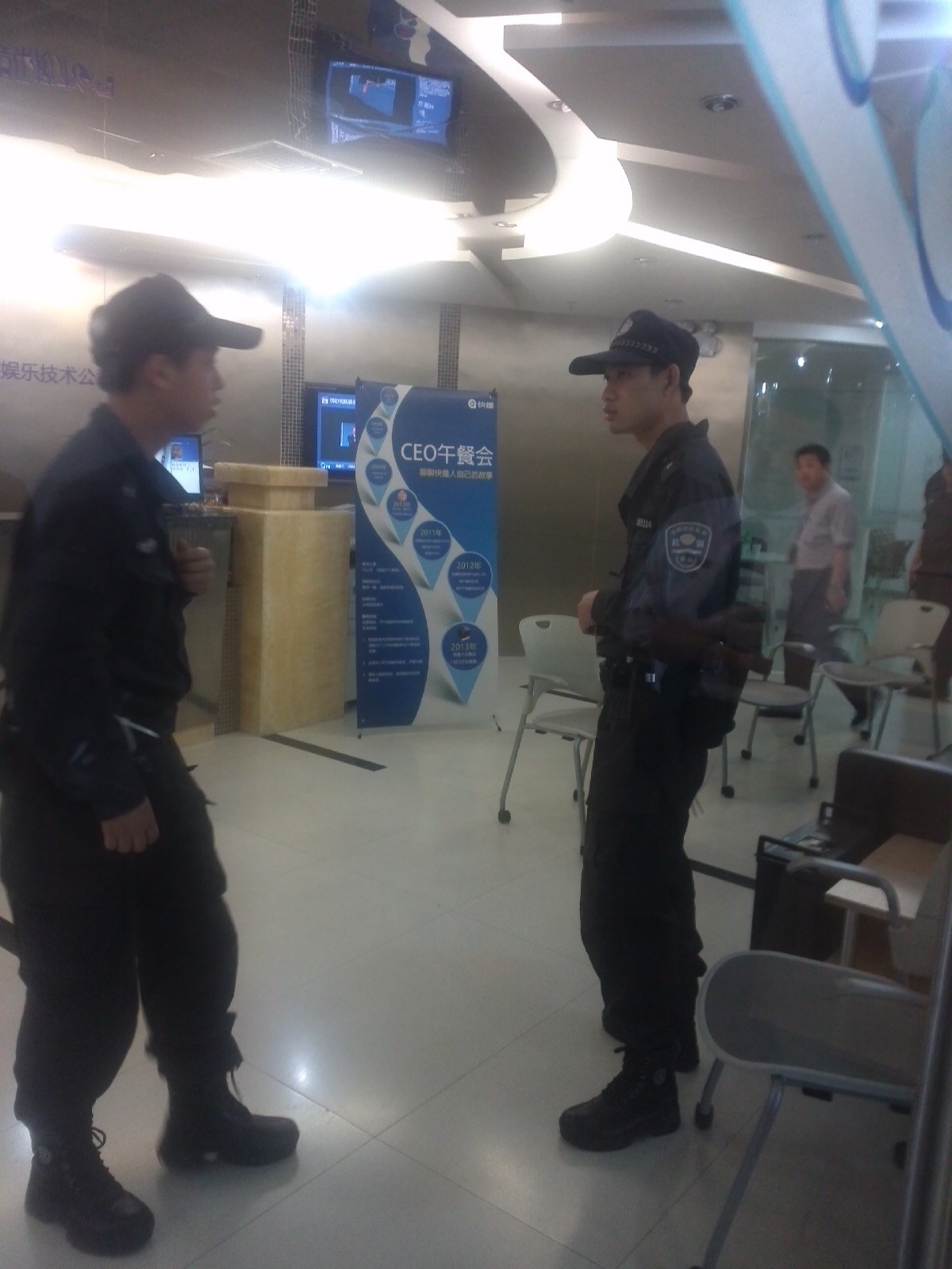 曝快播公司現大量警察 員工只進不出