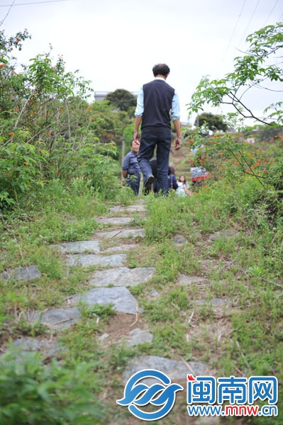 沿著該石道步行,便可通往石拱橋