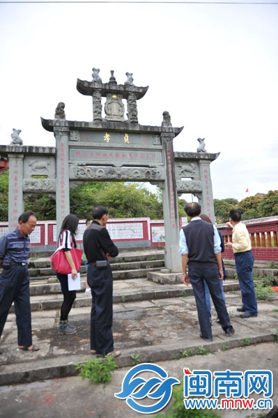 跨過石拱橋,步行約100米,便可見孝貞牌坊立于道旁