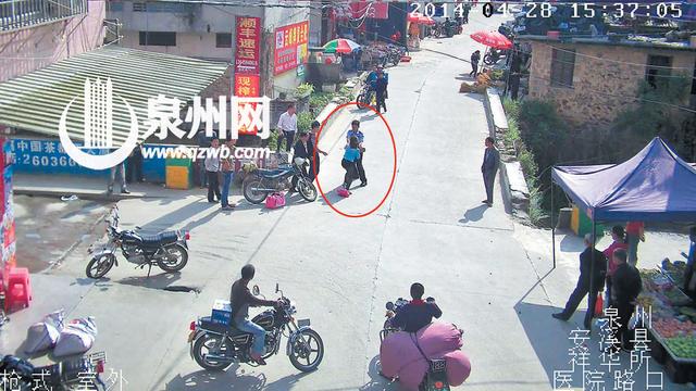 雷某（藍衣女子）雙手狠抓協(xié)警的手臂 （圖中畫紅圈