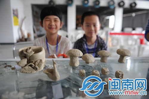 孩子們的作品展示，有蘑菇、骰子等