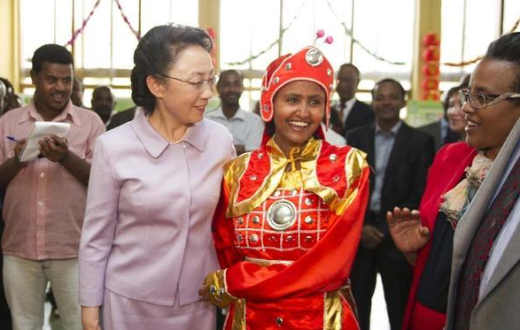 5月5日，李克強夫人程虹在埃塞俄比亞總理夫人的陪同