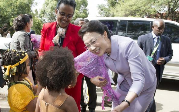 5月5日，李克強夫人程虹在埃塞俄比亞總理夫人的陪同