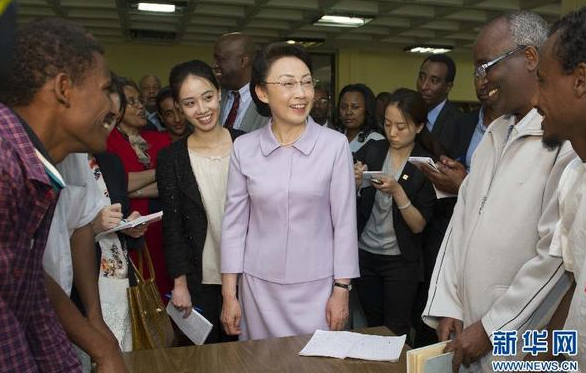 5月5日，李克強夫人程虹在埃塞俄比亞總理夫人的陪同