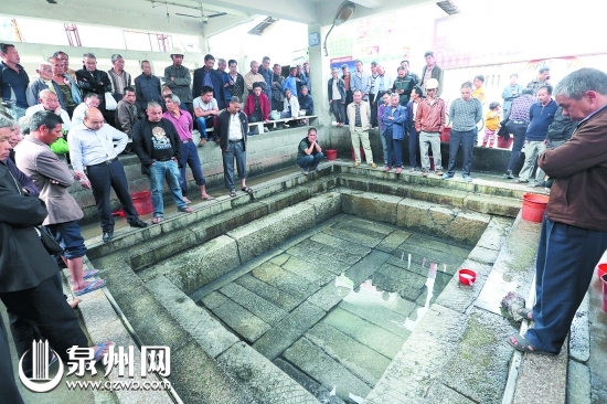 村民放水，觀察溫泉出水情況