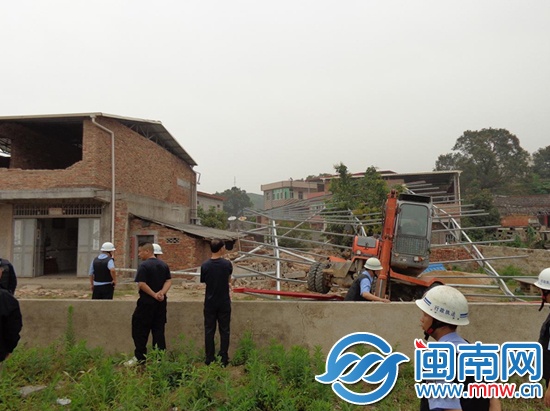 圖為龍門鎮(zhèn)執(zhí)法部門對白某的違建進(jìn)行拆除