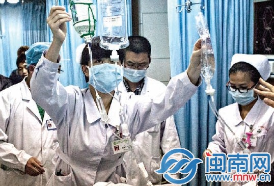 遇到急診病人多了，一護士連掛三個吊瓶