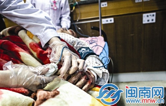 救人時間總是很短，有時候護士來不及做過多防護就投