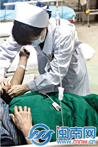 一整個晚上，五名護士幾乎沒停下來