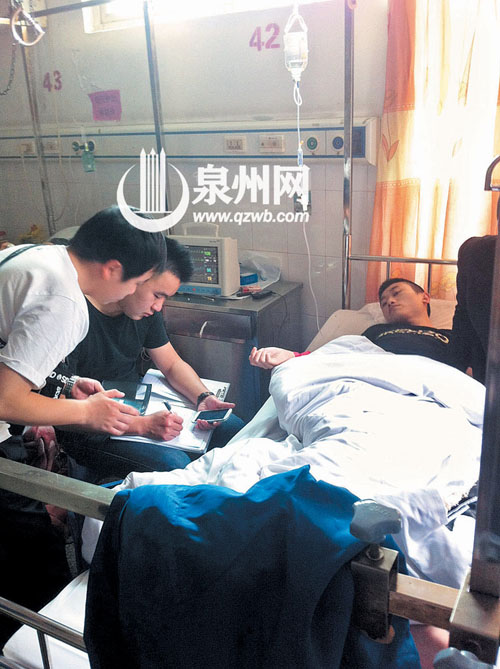 民警在醫院做筆錄