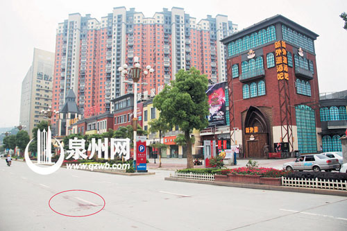 酒吧外的事發(fā)現(xiàn)場(chǎng),路面上留有血跡。