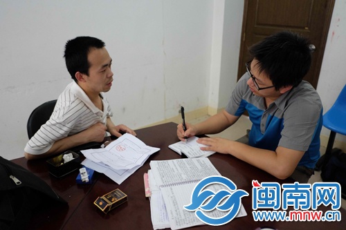 小王向記者講述自己陷傳銷經歷