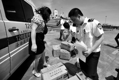 昨天，海南醫學院附屬醫院的幾位醫務人員正在準備登