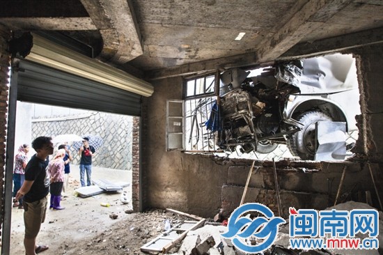 大巴沖下橋后，頂在橋下民房窗戶上