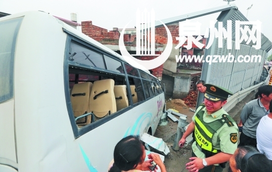 事發后,乘客從車窗逃生